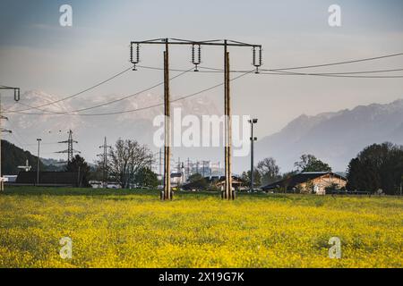 Fernblick über Blumenwiese zur Festung Hohensalzburg zwischen Salzburg Stadt und Lamprechtshausen im Frühling am 14.04.2024 // vue lointaine sur la prairie fleurie jusqu'à la forteresse de Hohensalzburg entre Salzbourg et Lamprechtshausen au printemps le 14 avril 2024 - 20240414 PD19281 crédit : APA-PictureDesk/Alamy Live News Banque D'Images