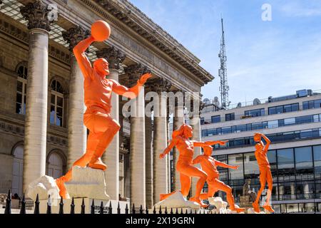 FRANCE. PARIS (75) (2ÈME ARRONDISSEMENT). EN VUE DES JEUX OLYMPIQUES DE PARIS 2024, NIKE A INSTALLÉ DES STATUES GÉANTES DE SPORTIFS DEVANT TH Banque D'Images