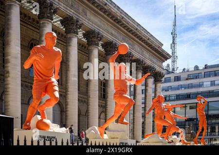 FRANCE. PARIS (75) (2ÈME ARRONDISSEMENT). EN VUE DES JEUX OLYMPIQUES DE PARIS 2024, NIKE A INSTALLÉ DES STATUES GÉANTES DE SPORTIFS DEVANT TH Banque D'Images