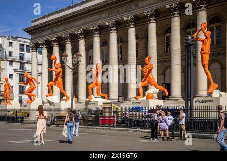 FRANCE. PARIS (75) (2ÈME ARRONDISSEMENT). EN VUE DES JEUX OLYMPIQUES DE PARIS 2024, NIKE A INSTALLÉ DES STATUES GÉANTES DE SPORTIFS DEVANT TH Banque D'Images