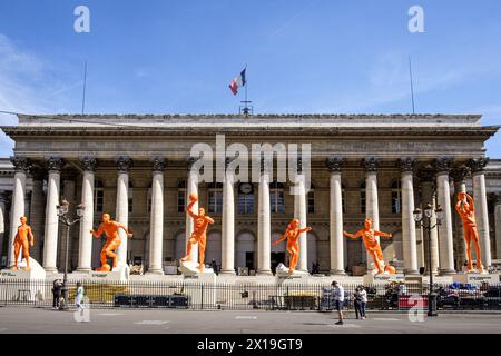 FRANCE. PARIS (75) (2ÈME ARRONDISSEMENT). EN VUE DES JEUX OLYMPIQUES DE PARIS 2024, NIKE A INSTALLÉ DES STATUES GÉANTES DE SPORTIFS DEVANT TH Banque D'Images