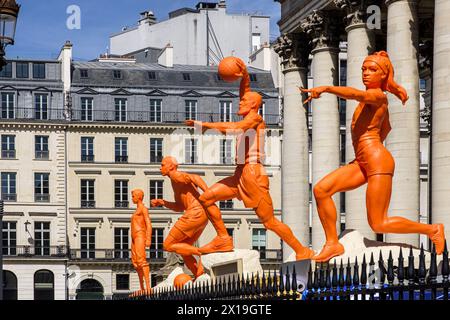 FRANCE. PARIS (75) (2ÈME ARRONDISSEMENT). EN VUE DES JEUX OLYMPIQUES DE PARIS 2024, NIKE A INSTALLÉ DES STATUES GÉANTES DE SPORTIFS DEVANT TH Banque D'Images