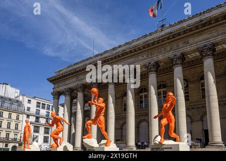 FRANCE. PARIS (75) (2ÈME ARRONDISSEMENT). EN VUE DES JEUX OLYMPIQUES DE PARIS 2024, NIKE A INSTALLÉ DES STATUES GÉANTES DE SPORTIFS DEVANT TH Banque D'Images