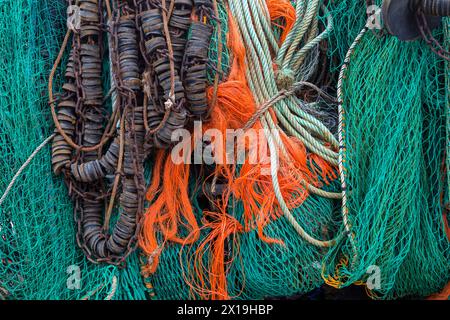 Chalutiers de pêche accrochés sur le quai du port de Lyme Regis, Dorset UK en mars - gros plan abstrait Banque D'Images