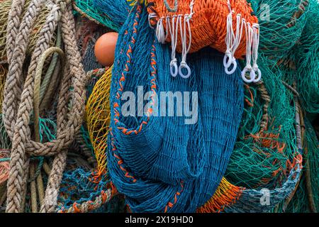 Chalutiers de pêche accrochés sur le quai du port de Lyme Regis, Dorset UK en mars - gros plan abstrait Banque D'Images