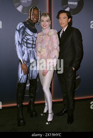 Los Angeles, États-Unis. 15 avril 2024. LOS ANGELES, ÉTATS-UNIS. 15 avril 2024 : Austin Crute, Lucy Boynton et Justin H. min à la première de The Greatest Hits au théâtre El Capitan. Crédit photo : Paul Smith/Alamy Live News Banque D'Images