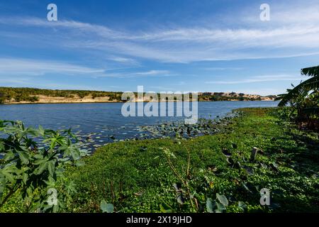 Les dunes de sable blanc avec le lac Lotus à Mui ne au Vietnam Banque D'Images