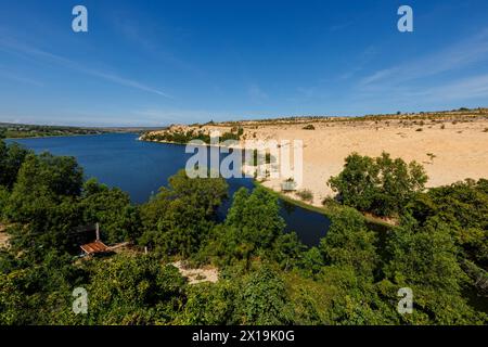 Les dunes de sable blanc avec le lac Lotus à Mui ne au Vietnam Banque D'Images