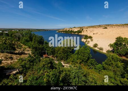 Les dunes de sable blanc avec le lac Lotus à Mui ne au Vietnam Banque D'Images