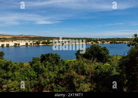 Les dunes de sable blanc avec le lac Lotus à Mui ne au Vietnam Banque D'Images