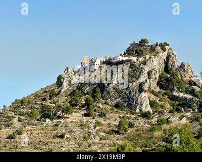 Vue panoramique du château de Guadalest à Alicante, Espagne. Un village médiéval au sommet d'une colline. Banque D'Images