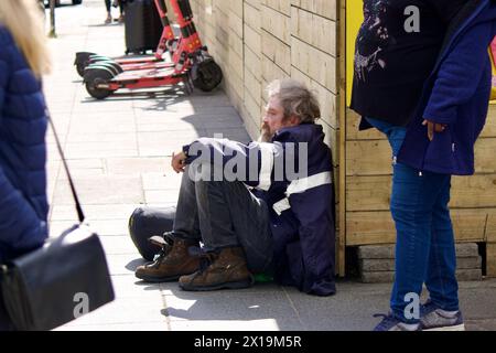 Francfort, Allemagne, 10 avril 2024. Un sans-abri est assis en face de la gare principale de Francfort. Banque D'Images