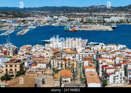 Vue d'en haut sur les bâtiments blancs aux toits rouge et orange et le port d'Eivissa, Ibiza, Espagne. Banque D'Images