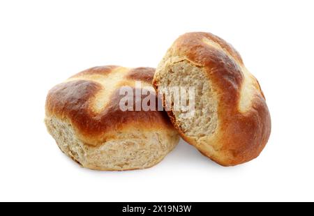 Savoureux pains croisés chauds isolés sur blanc Banque D'Images