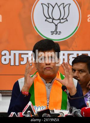 Mumbai, Inde. 15 avril 2024. MUMBAI, INDE - 15 AVRIL : le ministre syndical et candidat du BJP de la circonscription parlementaire nord de Mumbai, Piyush Goyal, s'adressant aux médias, au bureau du BJP, à Nariman point, le 15 avril 2024 à Mumbai, en Inde. (Photo de Bhushan Koyande/Hindustan Times/Sipa USA) crédit : Sipa USA/Alamy Live News Banque D'Images