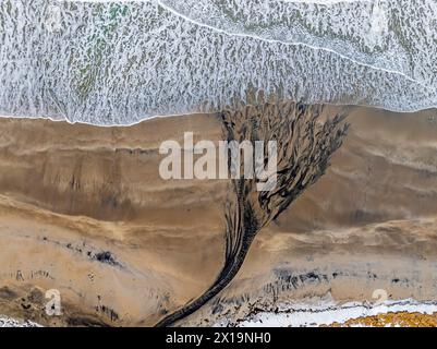 Vue aérienne d'une plage, d'une rivière et de la mer, Senja, Troms, Norvège, Europe Banque D'Images