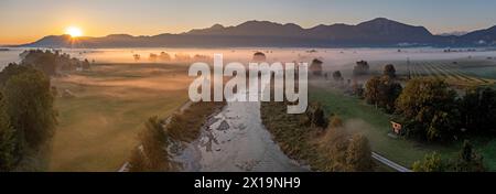 Vue aérienne de la rivière devant les montagnes au lever du soleil, brumeux, rivière Loisach, Bavière, Allemagne, Europe Banque D'Images