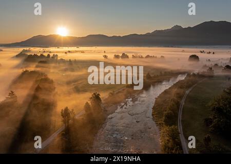 Vue aérienne de la rivière devant les montagnes au lever du soleil, brumeux, rivière Loisach, Bavière, Allemagne, Europe Banque D'Images