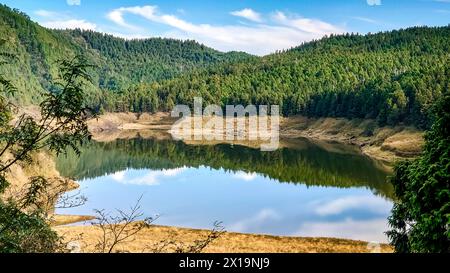 Un paysage de fin d'été tôt le matin du lac Cui Feng, le plus grand lac alpin de Taiwan, dans la zone de loisirs de la forêt nationale de Taipingshan. Banque D'Images