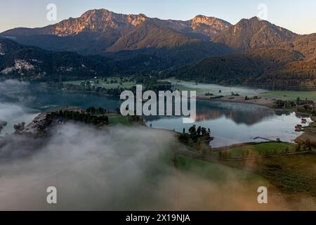 Vue aérienne de paysage avec brouillard et montagnes, lever de soleil, lac, lac Kochelsee, Bavière, Allemagne, Europe Banque D'Images