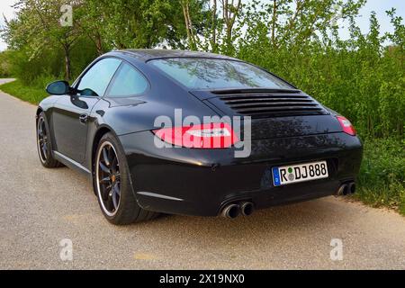 Porsche 911 Carrera, Baureihe 997 mit Klappenauspuff. Porsche 997 ist die interne Modellbezeichnung für das von 2004 bis Ende 2012 produzierte 911er Modell. Die sechste Generation des 911 ähnelt durch die Wiedereinführung der runden Front-Scheinwerfer Stärker dem Urelfer von 1963 als der Vorgänger vom Typ 996 *** Porsche 911 Carrera, série 997 avec échappement à volet Porsche 997 est la désignation interne du modèle 911 produit de 2004 à fin 2012 la sixième génération de la 911 est plus similaire à la 1963 911 que son prédécesseur, le modèle 996, en raison de la réintroduction de la Banque D'Images