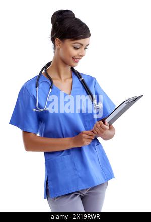 Infirmière, femme et documents en studio pour les informations, les résultats et les graphiques de soins de santé. Travailleur médical, étudiant ou médecin résident lisant le presse-papiers Banque D'Images