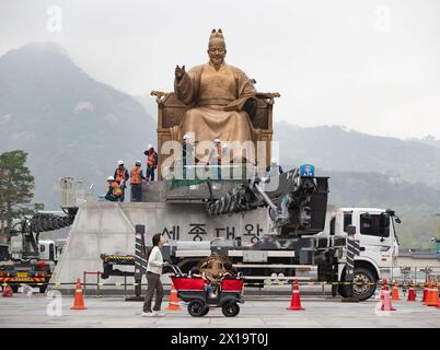 Séoul, Corée du Sud. 16 avril 2024. Les travailleurs effectuent une opération annuelle de nettoyage sur la statue de bronze du roi Sejong à Séoul, Corée du Sud, le 16 avril 2024. Crédit : Yao Qilin/Xinhua/Alamy Live News Banque D'Images