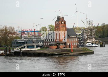 Lotsenhaus Seemannshöft an der Elbe im Hamburger Hafen - Hambourg 06.04.2024 : Abfahrt AIDAnova aus dem Hamburger Hafen *** Seemannshöft pilote sur l'Elbe dans le port de Hambourg Hambourg 06 04 2024 départ d'AIDAnova du port de Hambourg Banque D'Images