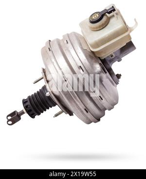 Servofrein à dépression en métal noir pour la réparation et le remplacement d'une voiture dans un atelier sur fond blanc isolé. Catalogue de pièces de rechange pour voitures. Banque D'Images