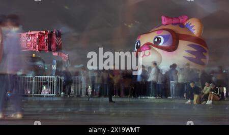 La mascotte du tigre Nini pour les 9es Jeux asiatiques d'hiver fait ses débuts sur la rivière Songhua à Harbin City, dans la province du Heilongjiang, au nord-est de la Chine, le 13 avril, 2 Banque D'Images