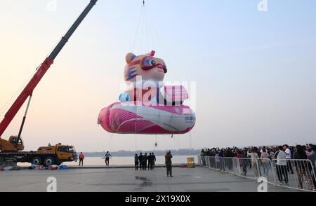 La mascotte du tigre Nini pour les 9es Jeux asiatiques d'hiver fait ses débuts sur la rivière Songhua à Harbin City, dans la province du Heilongjiang, au nord-est de la Chine, le 13 avril, 2 Banque D'Images