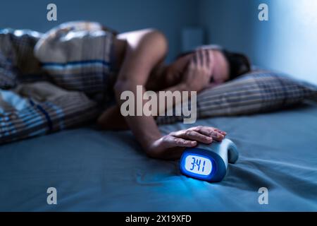 Insomnie et sommeil. Femme sans sommeil. Mauvaise nuit. Trouble et désordre au lit. Problème de rêve ou manque. Réveil. Pas endormi, couché éveillé. Banque D'Images