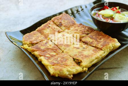 Murtabak connu sous le nom de Roti Mataba en Thaïlande, un savoureux crêpe farci Banque D'Images