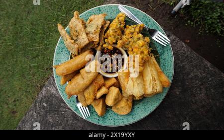 Divers aliments frits servis sur des assiettes célèbres en Indonésie, tels que le bakwan de maïs, le mendoan, la banane frite, le manioc frit et le tofu frit Banque D'Images