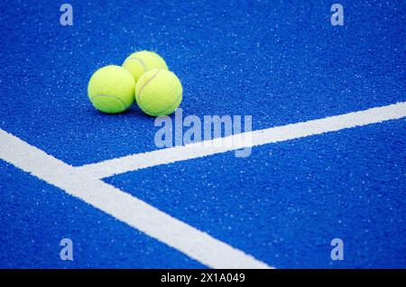 trois balles sur un court de paddle-tennis bleu Banque D'Images