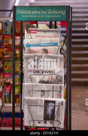 Ständer mit Tageszeitungen in einer Strasse *** stand avec des quotidiens dans une rue Nordrhein-Westfalen Deutschland, Allemagne GMS11550 Banque D'Images