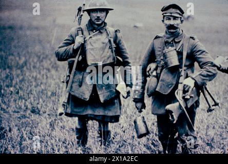 Un soldat écossais des Highlanders prend un prisonnier allemand dans la première Guerre mondiale, France 1916 Banque D'Images