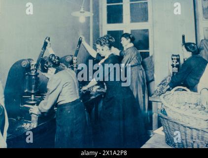 Femmes allemandes travaillant aux balles dans une usine de munitions, Allemagne 1918 Banque D'Images