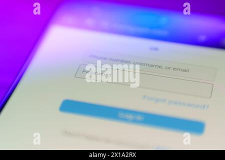saisie du mot de passe dans la fenêtre de connexion de l'écran du smartphone. Concept de cybersécurité sur internet Banque D'Images