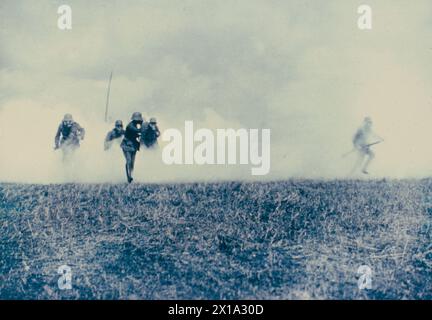 Les troupes allemandes assaillent les tranchées alliées avec du gaz clorin, front de Flandre, WW1 1917 Banque D'Images