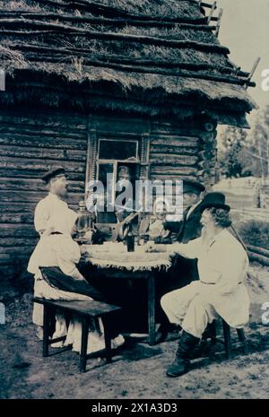 Les paysans russes apprécient la musique balalaïka et le thé du samovar, Russie des années 1910 Banque D'Images