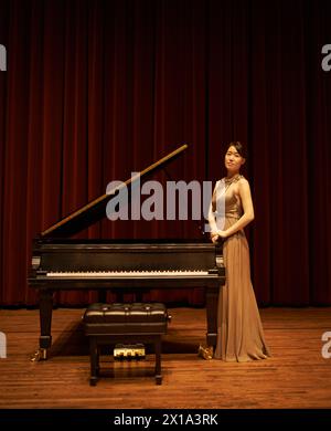 Piano, théâtre et musicienne asiatique avec musique de concert prête pour la performance artistique en toute confiance. Portrait, rideau et comédie musicale avec solo sur scène Banque D'Images