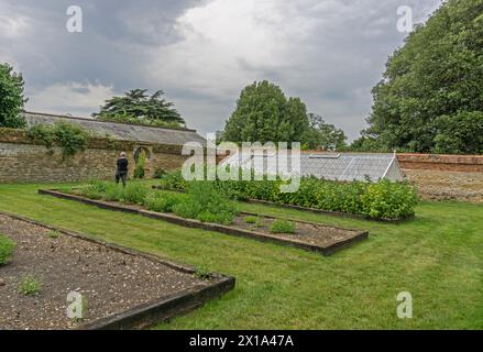 Lits surélevés et serre dans le Kitchen Garden de Turvey House, une maison de campagne anglaise du 18ème siècle, Bedfordshire, Royaume-Uni Banque D'Images