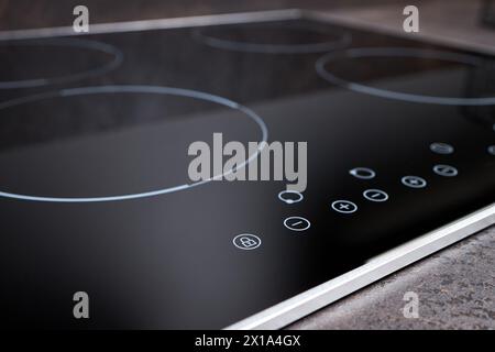 Cuisinière électrique à induction moderne avec boutons de bandeau de commande. Détail de la table de cuisson électrique. Commandes du panneau de cuisinière de la cuisine moderne. Table de cuisson électrique Banque D'Images