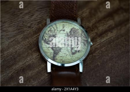 Montre-bracelet gros plan avec un cadran globe. Banque D'Images