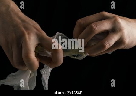les mains déchirant la fleur blanche fragile, métaphore de la violence abus agression Banque D'Images