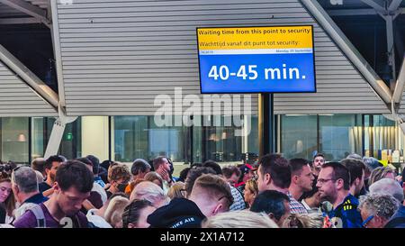 Aéroport de Schiphol, pays-Bas. 05/09/2022 - les foules forment des files d'attente extrêmement longues à l'intérieur de l'aéroport de Schiphol suite à une demande excessive et à un moveme restreint Banque D'Images