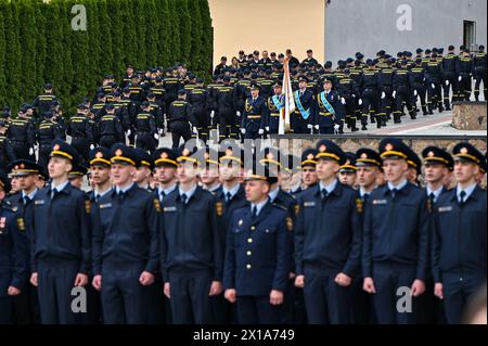 Non exclusif : LVIV, UKRAINE - 15 AVRIL 2024 - les participants sont photographiés lors de la cérémonie de remise des diplômes pour les étudiants de l'Université d'État de Lviv Banque D'Images