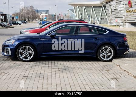Minsk, Biélorussie, 16 avril 2024 - vue de côté voiture Audi A5 garée dans la rue de la ville. voiture blue sportback garée dans la rue. Banque D'Images