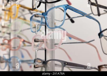 magasin d'optique , quelques paires de lunettes sur l'affichage sur le mur Banque D'Images